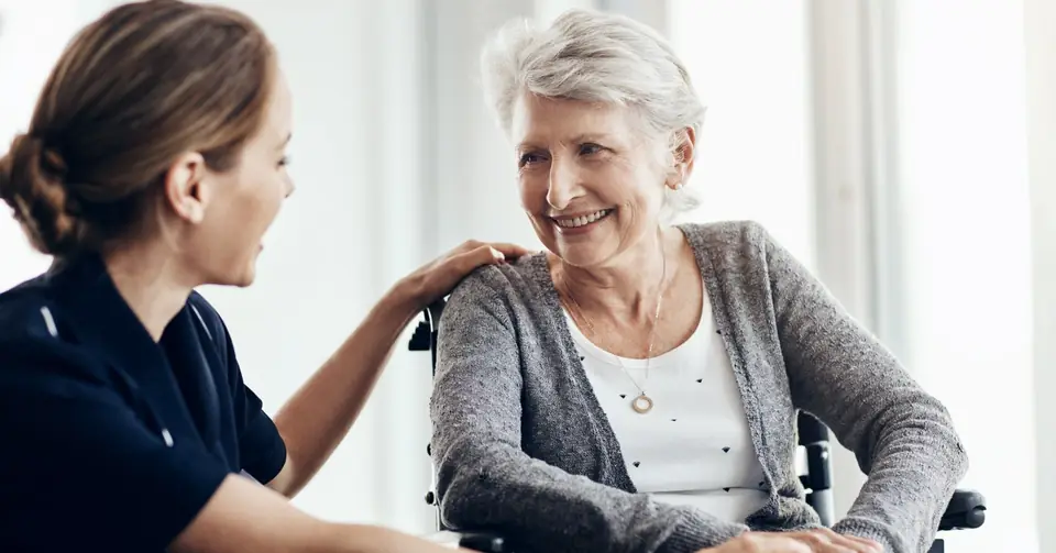 Betreuungskraft und Seniorin zu Hause
