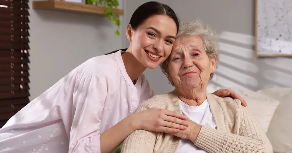 Betreuungskraft und Seniorin zu Hause