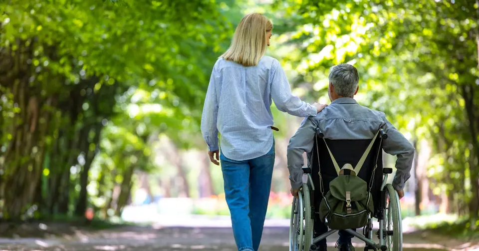 Betreuungskraft und Seniorin zu Hause