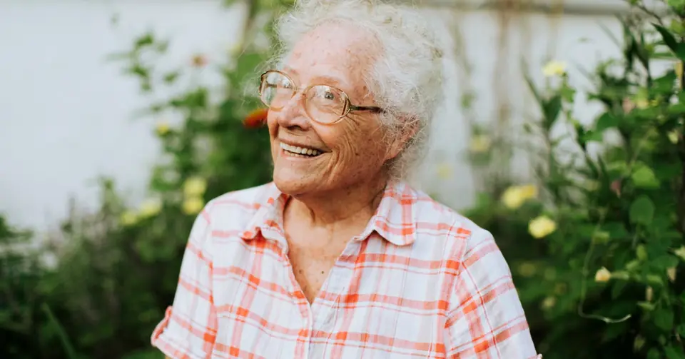 Betreuungskraft und Seniorin zu Hause