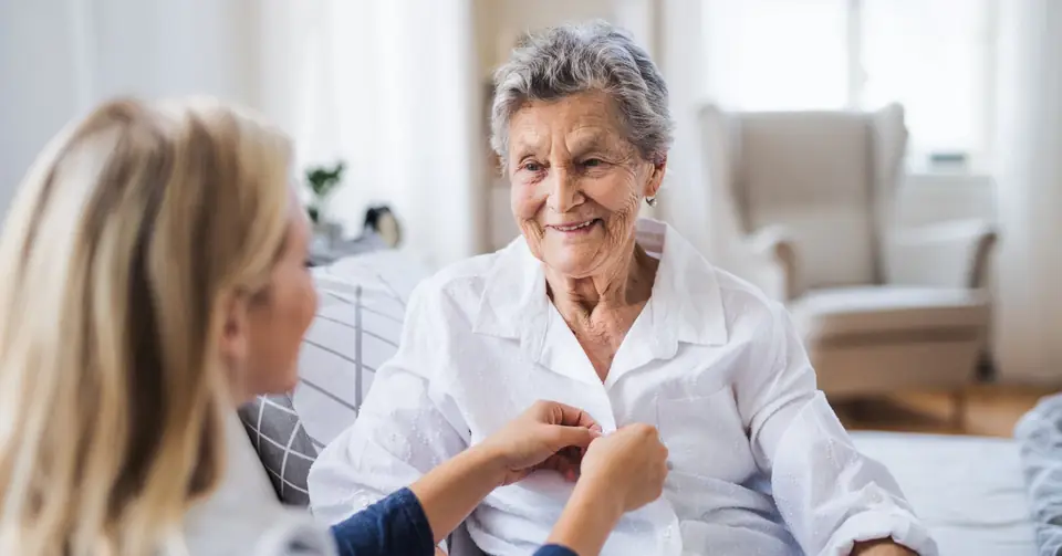 Betreuungskraft und Seniorin zu Hause